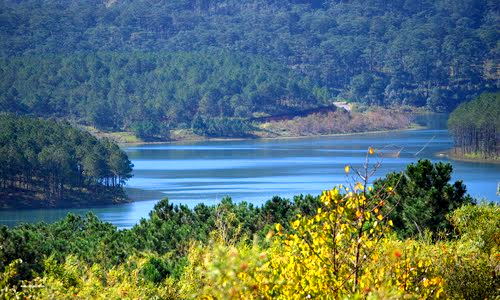 Hồ Tuyền Lâm nhẹ nhàng và trong xanh như màu ngọc bích.